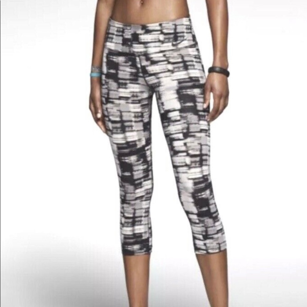 Nike Legendary Nights Lights Capri Leggings Size Small
